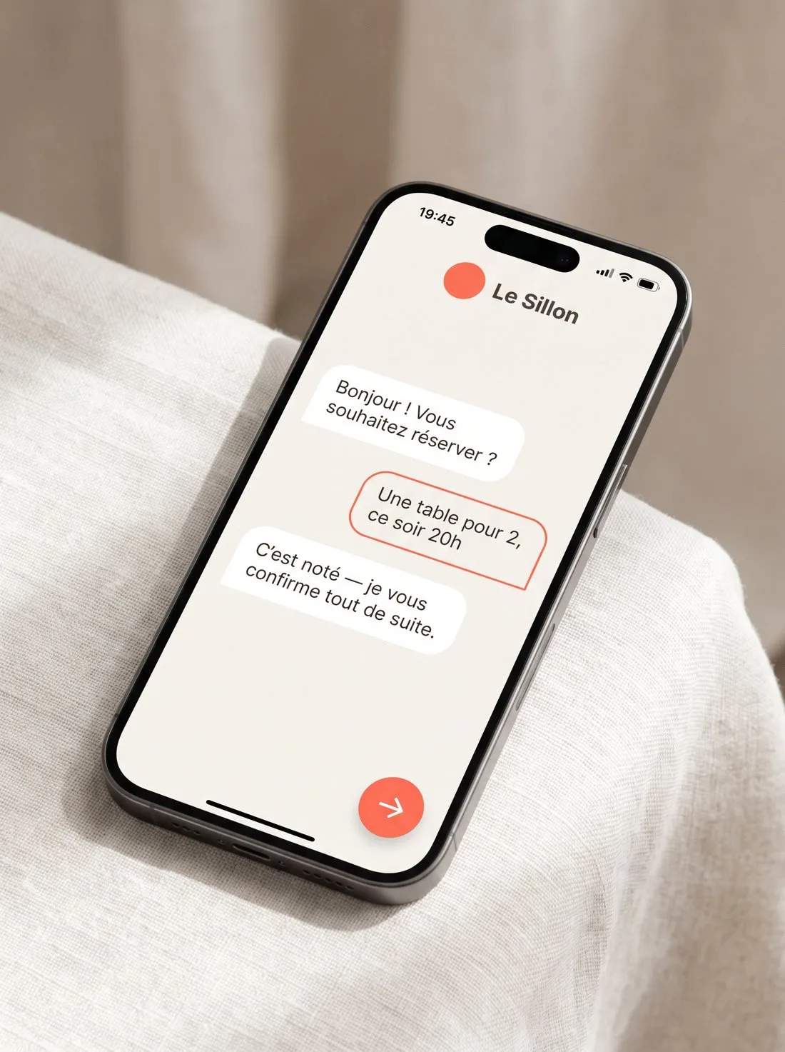 Assistant conversationnel sur mobile : il accueille un visiteur, prend une demande de réservation et confirme.